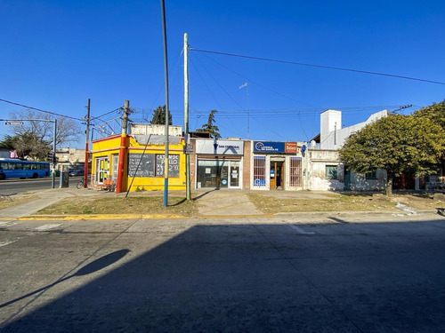 Imagen 1 de 9 de Gran Local Comercial En Esquina Con Av. Rivarola