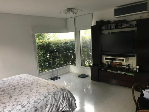 Casa Moderna En Abril Cc Con Gran Parque Y Quincho