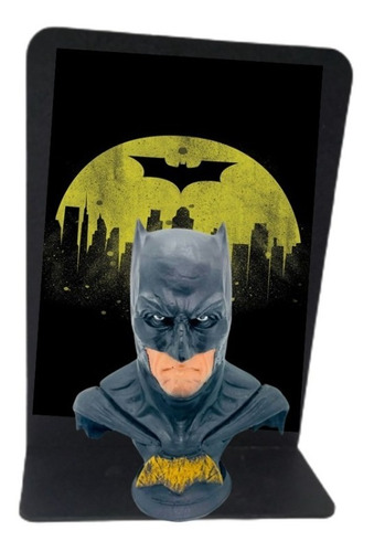 Batman Busto 15 Cm + Expositor Personalizado Em Mdf