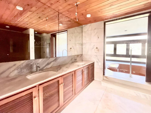 Venta De Espectacular Casa De 2.000 Metros Cuadrados Construida Sobre Un Lote De 10 Hectáreas En Punta Ballena