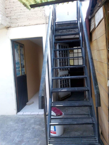 Casa En Venta Con 1 Departamento Independiente 180m2, Col. Jacarandas, Iztapalapa.