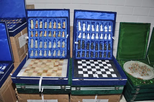 Mesa para jogo de xadrez com montagem em mármore, ônix
