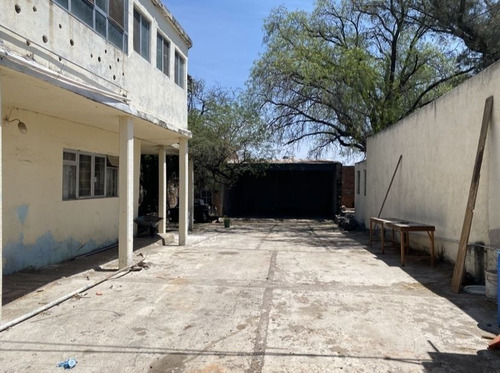 Propiedad Con 710 M2 Terreno, 327 M2 Construcción, Col Sta Catarina, Queretaro