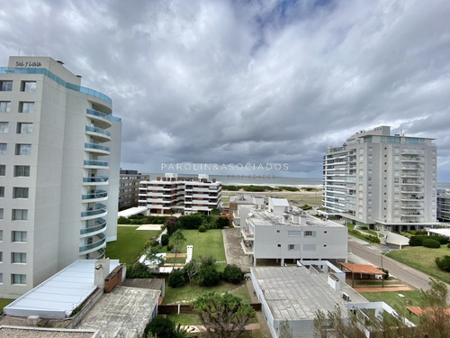 Venta De Apartamento De 2 Dormitorios En Edificio Icon Brava Punta Del Este