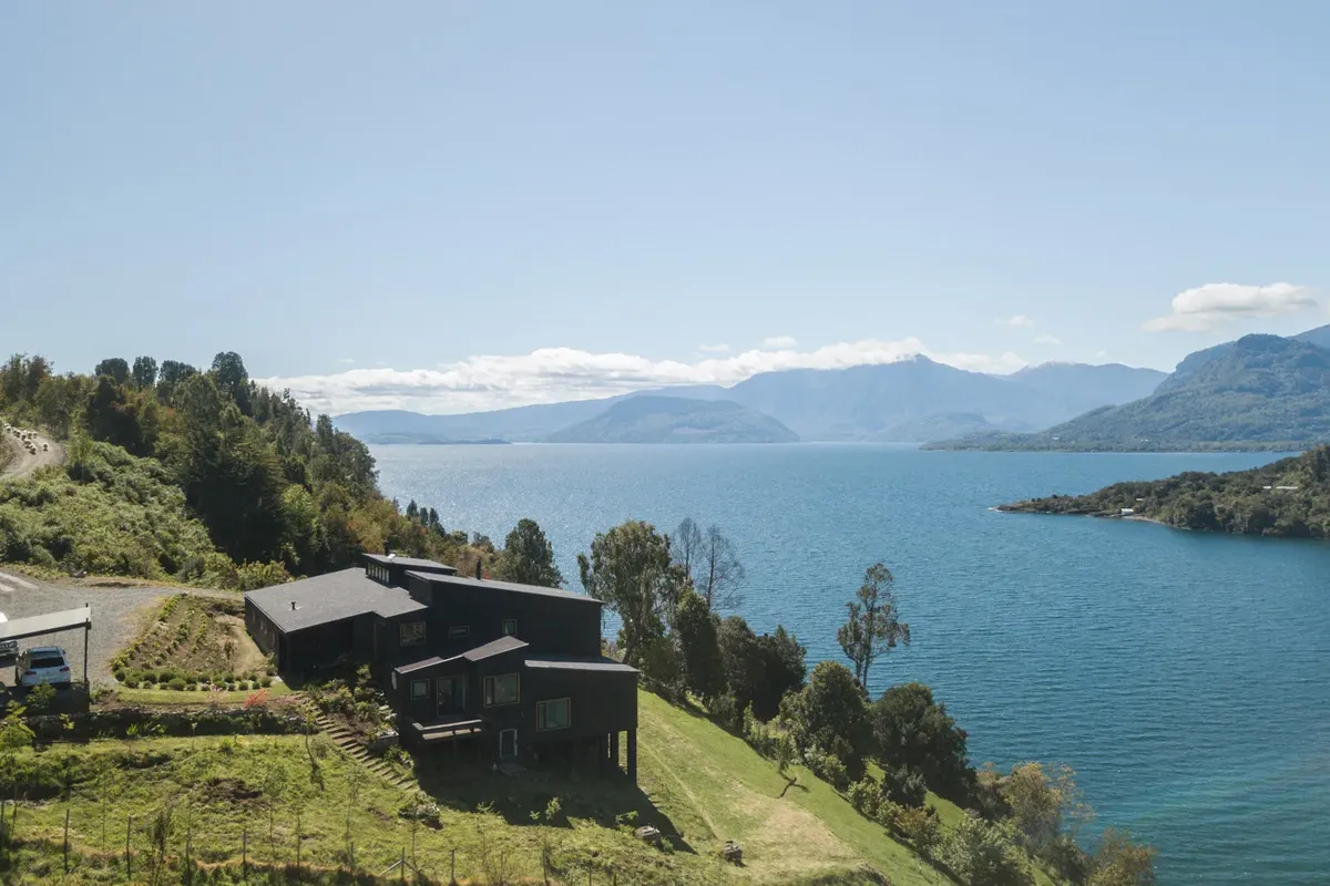 Imagen 2 de 30 de Espectacular Casa Con Orilla De Lago En Illahuapi,lago Ranco