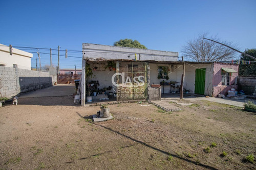 Venta Casa En Las Piedras, 2 Dormitorios, Gran Terreno.