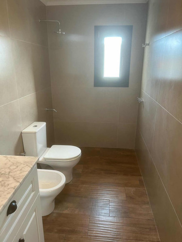 Casa En Venta - 5 Dormitorios 4 Baños - Cochera - 630mts2 - Mar Del Plata