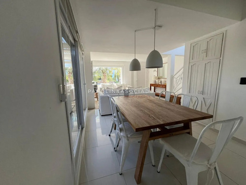 Hermosa Casa En Venta En Montoya A Solo Pasos De La Playa, Punta Del Este.