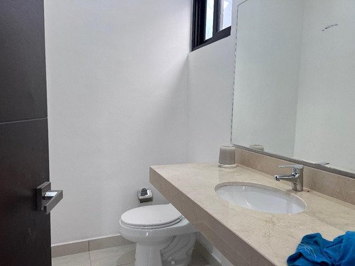 Casa En Venta En Mérida, Temozon Norte, Privada Amidanah,a 1 Mes