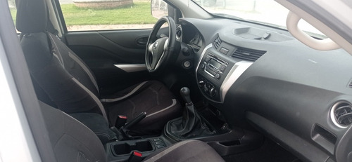 Imagen 4 de 9 de Nissan Np300 2019 2.4 Doble Cabina Se Aa Pack Seg Mt
