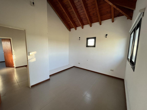 Venta Casa De 3 Dormitorios, Galeria Con Parrillero, Cochera En Tierra De Sueños 3, Roldan