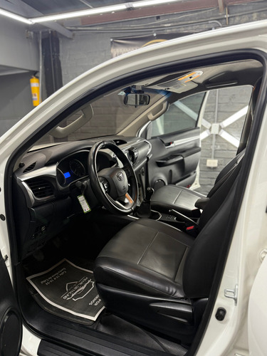 Toyota Hilux 2.7l MT 4x4