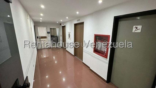 En Venta Local Comercial. - Urb. Chacao.