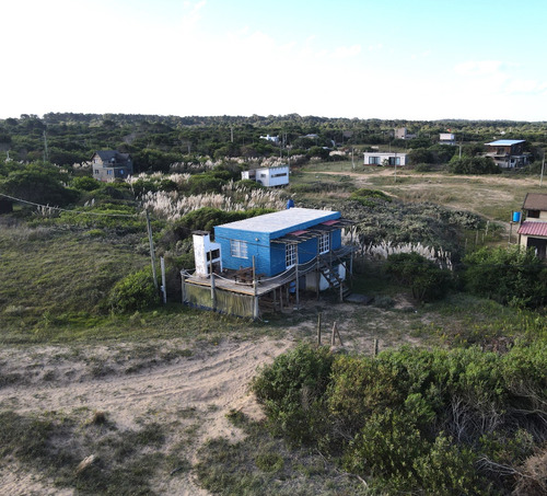 Inmobiliaria Costa Azul Vende Cabaña Con Linda Vista Al Mar, De 2 Dormitorio Y 3 Baños, 50 Metros De La Playa En Punta Rubia