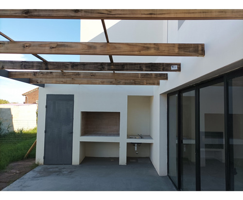 Casa En Venta 2 Dormitorios, Parrillero, Jardín Y Cochera, Lagomar
