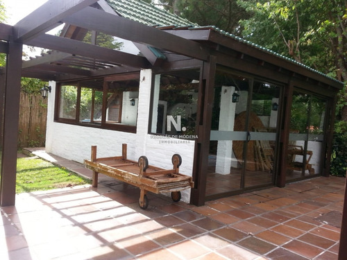 Gran Casa Ubicada En La Zona Del Golf, Punta Del Este.- Ref: 2157