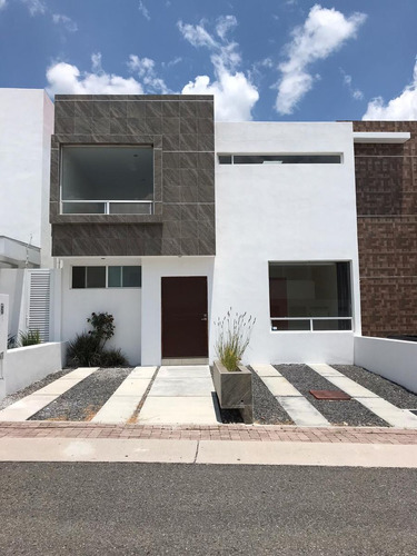 Se Vende Casa En Juriquilla, 3 Recamaras, Jardín, Family Roo