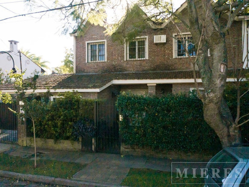 Casa De Sólida Construcción En Venta, En Victoria.