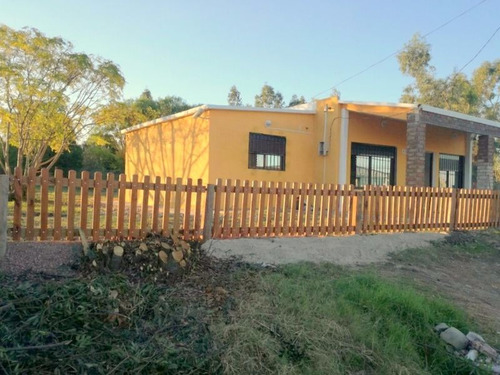Venta. Bien Ubicada,2 Dorm. Gran Terreno,segura,dos Frentes.
