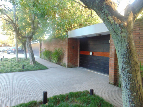 Imagen 2 de 30 de Casa En Venta . 5 Dormitorios- Las Lomas-jockey- Única