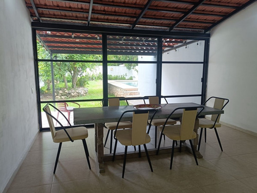 Venta De Casa De Un Piso En Baspul De 3 Recámaras, Semi Amueblada