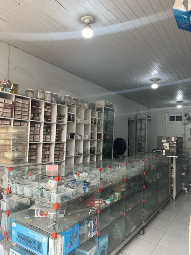 Vendo Todos Os Itens, Componentes E Armários Que Estão Na Fo