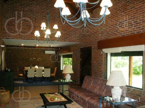 Punta Del Este, Paradas Mansa, Casa De 4 Dormitorios Y Servicio, Con Piscina.- Ref: 41208