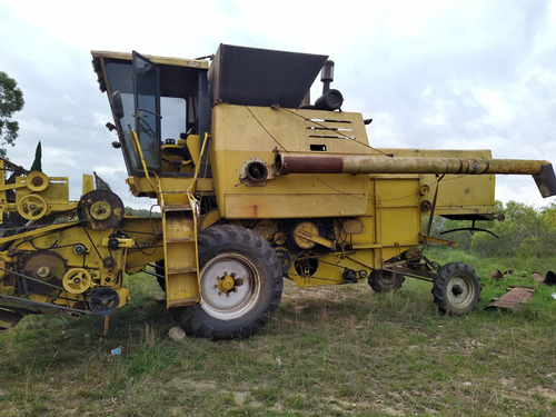 Cosechadora New Holland Modelo 1530.