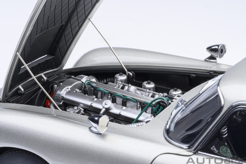 Aston Martin Db5 James Bond 007 Escala 1:18 Autoart 70296 Color Plateado