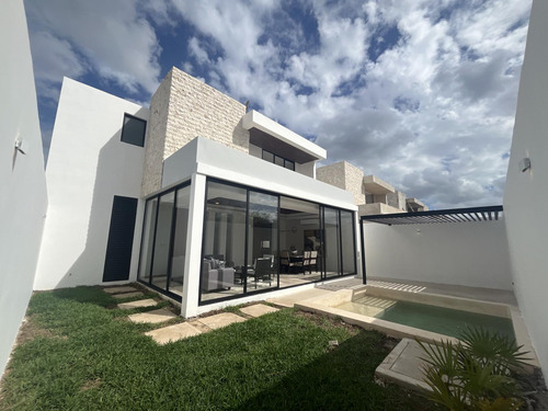 Casa En Venta Merida, Temozon Norte En Privada, Entrega Inmediata.