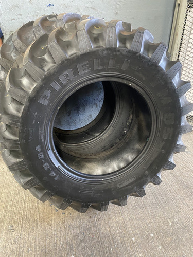 Llanta Tractor Agrícola 14.9 - 24 (8) R-1 Pirelli Tm95 Tl