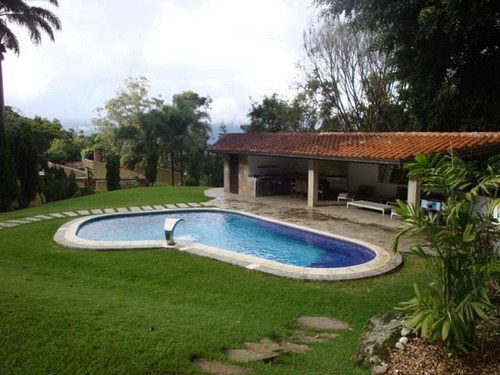 Casa En Venta En Alto Hatillo Con Piscina Y En Calle Privada. Sal