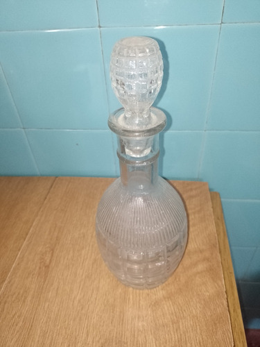 Antiguo Botellón Licorera De Vidrio Tallado,con Tapón. (Usado)