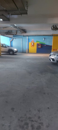 Cochera En Muy Buen Punto A Pasos De 3 Cruces
