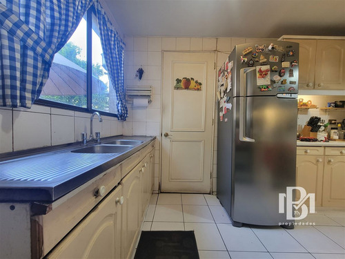 Casa En Venta De 5 Dorm. En Vitacura