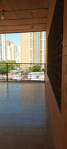 Casa De Tres Pisos En Venta, En Av El Milagro Con Av 5 De Ju