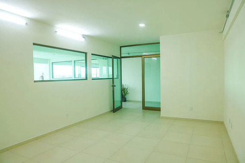 Edificio De Oficinas En Vía Principal Con Vista Panorámica