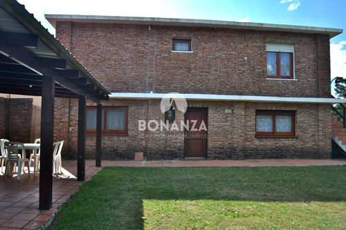 Piriápolis, Playa Hermosa. Casa En Venta A 200 Metros De La Playa. Padrón Único, 4 Dormitorios, 2 Baños
