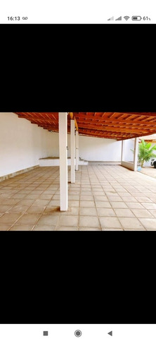 Chácara Com 2 Quartos, Sala Pequena , E Banheiro .