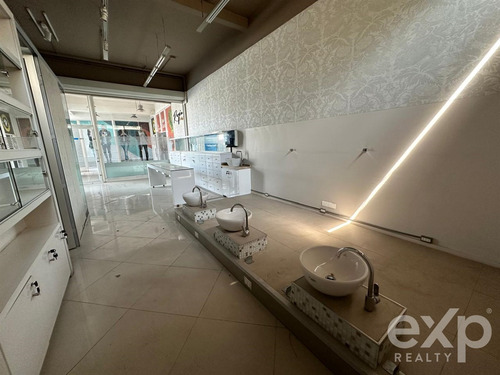 Arriendo Local Comercial Con Alto Trafico En Avda La Dehesa
