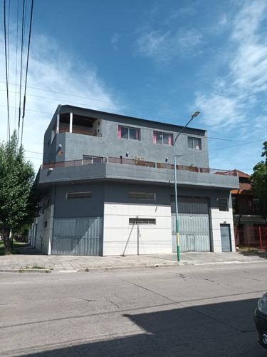 Casa En Planta Alta Con Galpón Local Y Garaje