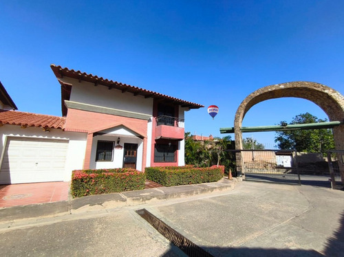 Town House, Residencia Colinas De Paraiso, Reconfortante, Con Zonas Amplias, Con Zona Residencial Y Con Piscina!