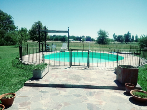 Casa Con Quincho Cerrado Y Pileta