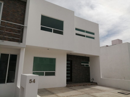 Se Vende Casa En Juriquilla, San Isidro, 3 Recamaras, Jardín