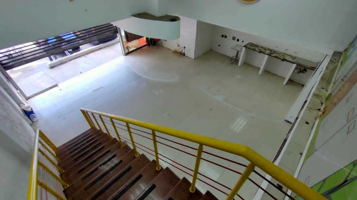 Imagen 10 de 16 de . Solo Venta. Local Comercial Nivel Calle C.c. Vista Alegre 180 M2.