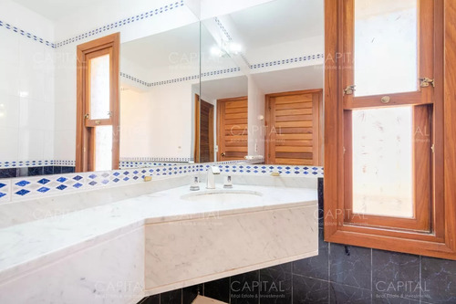 Espectacular Casa De Seis Dormitorios Y Servicio En Venta En Lugano