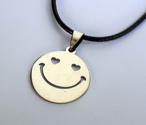 Dije Emoticon Enamorado En Acero Quirurgico Con Cordon Negro