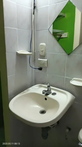 Amplia Habitación Con Baño Privado En La Clarita - Excelente Ubicación Y Comodidades.