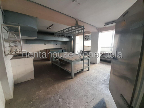 Dennymar, Vende Edificio En El Centro De Bqto Esta Caracterizado Por Poseer Área Para Lavanderia, Bombona De Gas, Salón Para Conferencias Y Área De Cocina Industrial. B5a16052