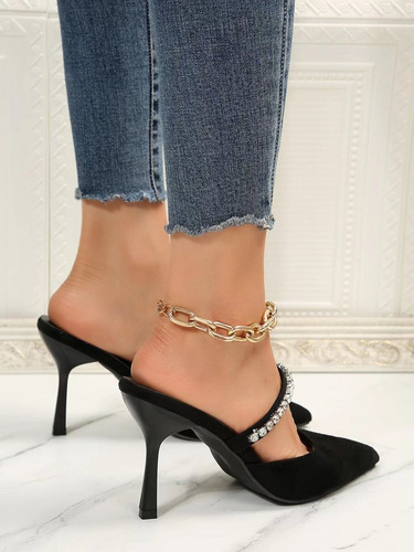 Zapatillas Elegantes De Tacón Alto Con Un Punto En Una